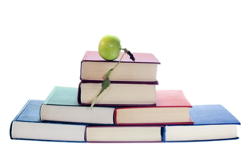 7 livres et une pomme forme une pyramide