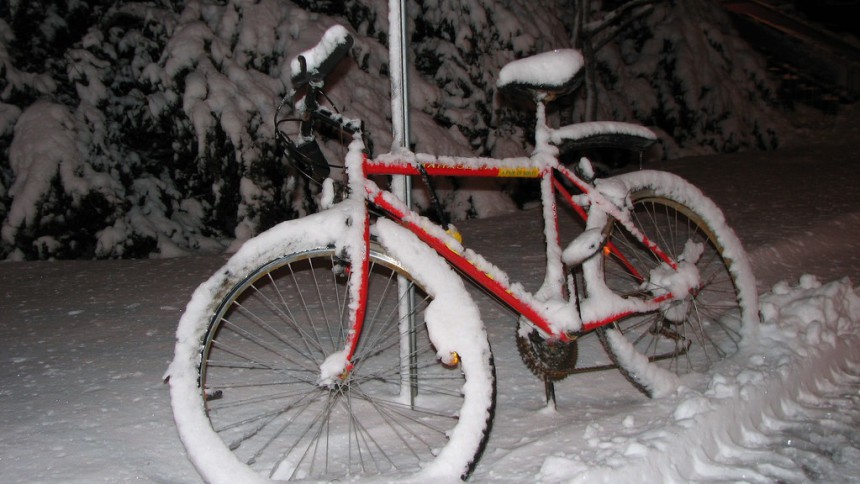 vélo sous la neige en pleine nuit