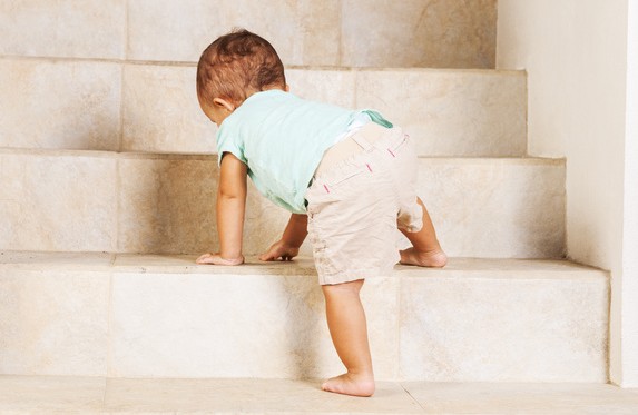 enfant grimpe escalier