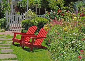 jardin avec deux transats rouge