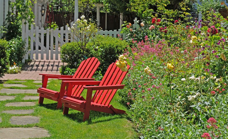 jardin avec deux transats rouge