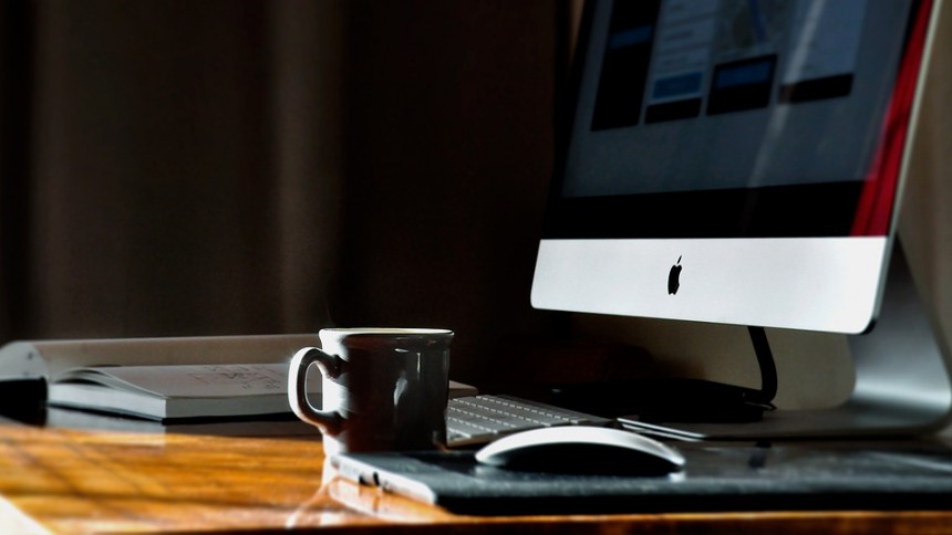 bureau de travail avec un Mac