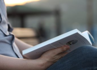 Un homme tient un livre ouvert à la moitié dans ses mains